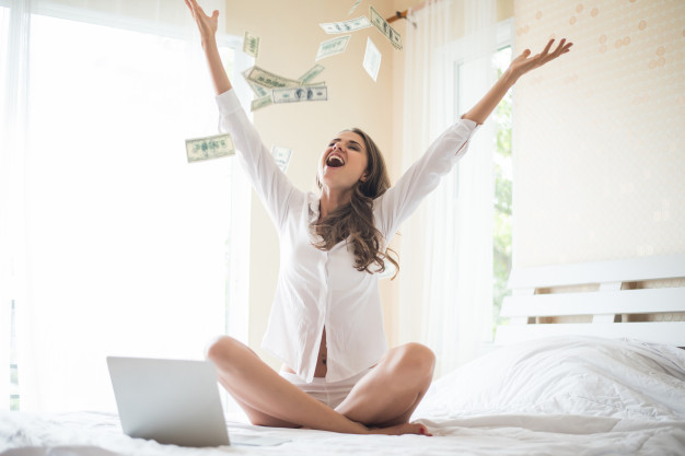 mulher com nota de banco do dolar na cama foto gra - É hora de estruturar seu negócio online e se preparar para ganhar dinheiro